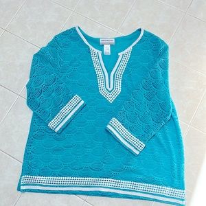 Beautiful open weave summer top with bright white trim by Alfred Dunner